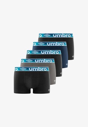 Cinq paires de boxers pour hommes en noir, gris et bleu marine, chacune avec une ceinture bleue arborant la marque "umbro" en blanc ainsi que des logos en forme de losange.
