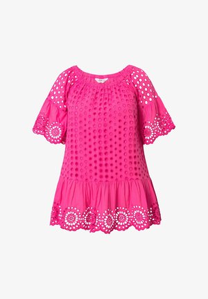 Vaaleanpunainen pusero, jossa on peplum-muotoilu, silkkikuvioita, lyhyet puffihihat ja koottu kaula-aukko. Teksturoidusta kankaasta, jossa on läpileikkauksia.