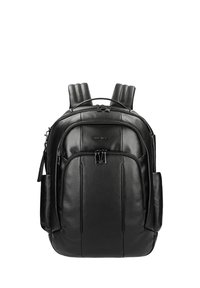 Czarny skórzany plecak z wyściełanymi paskami na ramiona, podwójnymi komorami zapinanymi na zamek oraz kieszeniami bocznymi. Gładka faktura o smukłym designie.