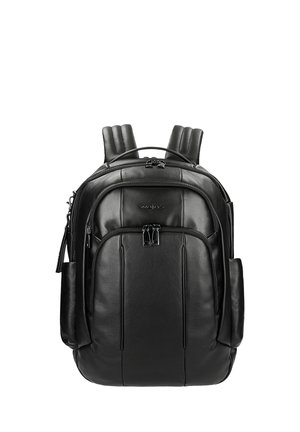 Czarny skórzany plecak z wyściełanymi paskami na ramiona, podwójnymi komorami zapinanymi na zamek oraz kieszeniami bocznymi. Gładka faktura o smukłym designie.
