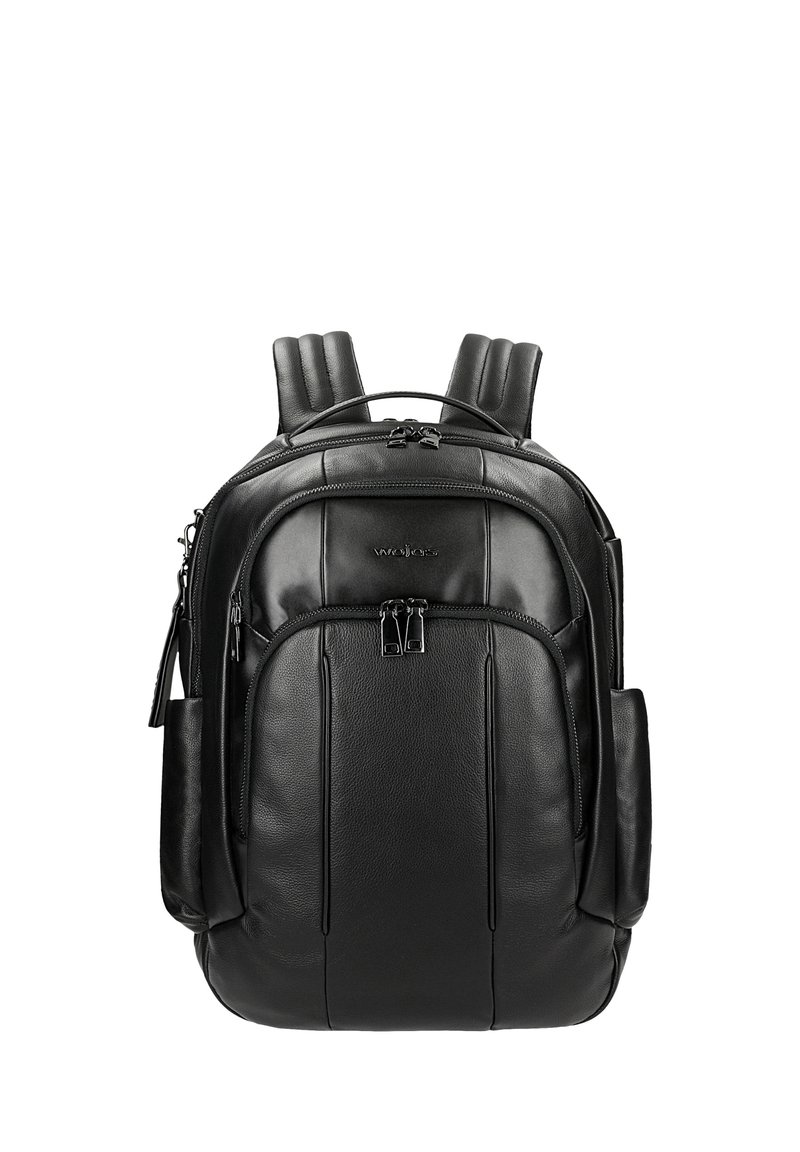 Czarny skórzany plecak z wyściełanymi paskami na ramiona, podwójnymi komorami zapinanymi na zamek oraz kieszeniami bocznymi. Gładka faktura o smukłym designie.