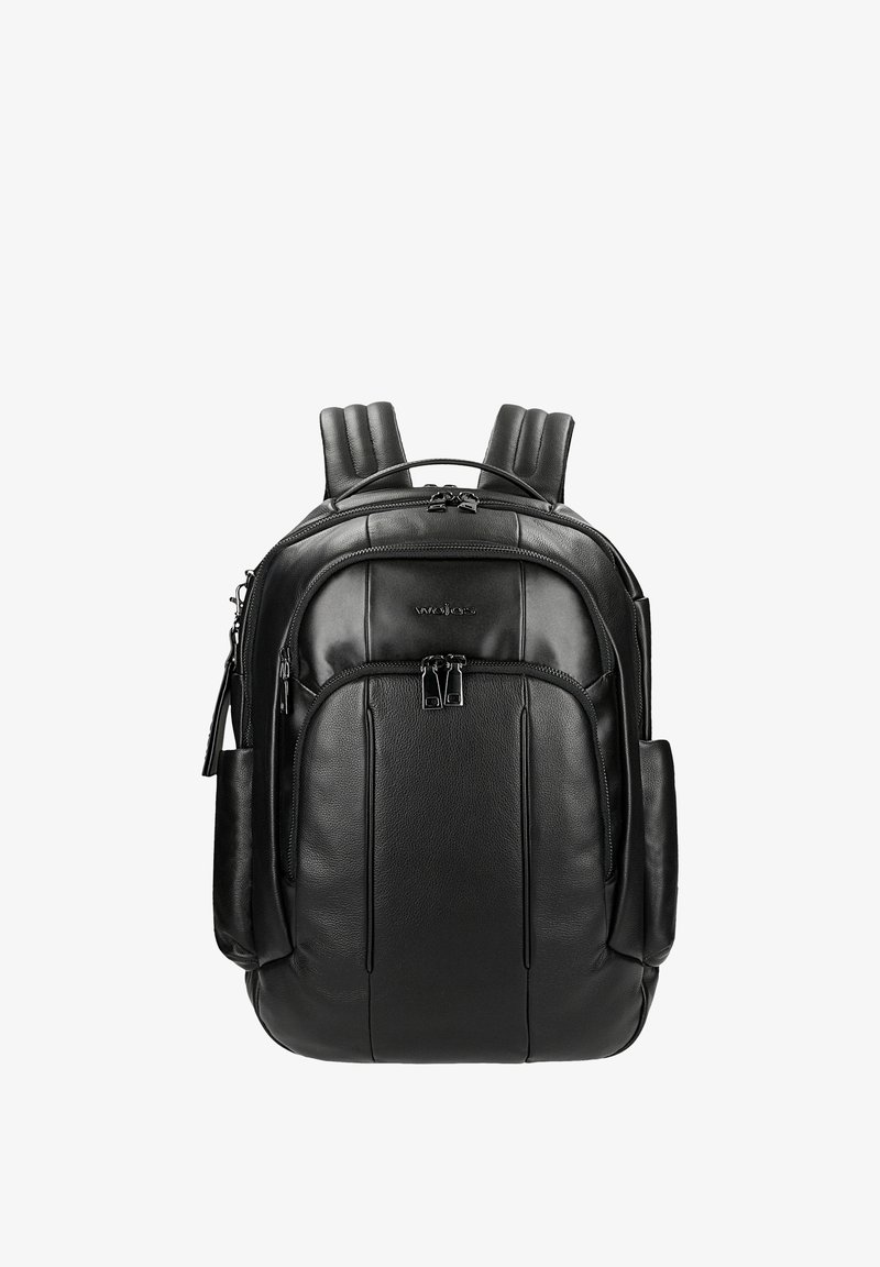 Czarny skórzany plecak z wyściełanymi paskami na ramiona, podwójnymi komorami zapinanymi na zamek oraz kieszeniami bocznymi. Gładka faktura o smukłym designie.