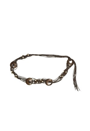 Cintura a corda intrecciata marrone con tre anelli rotondi in legno, piccole perle bianche e frange a un'estremità.