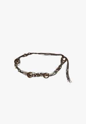 Cintura a corda intrecciata marrone con tre anelli rotondi in legno, piccole perle bianche e frange a un'estremità.