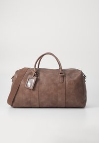 Brun lær duffelbag med to hanke på toppen, en avtagbar skulderstropp, gullfarget tilbehør og et rektangulært bagasjehåndtak. Strukturert overflate.