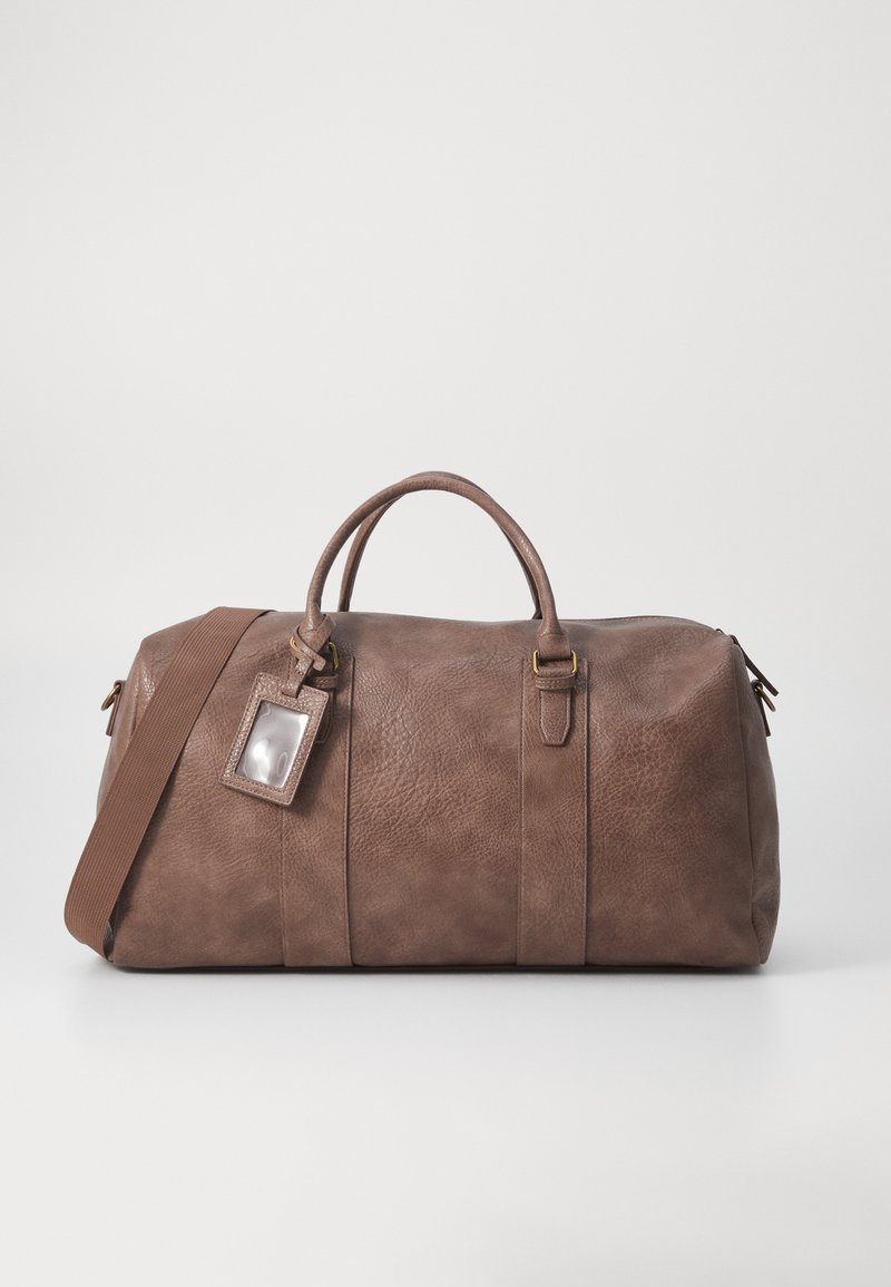 Brun lær duffelbag med to hanke på toppen, en avtagbar skulderstropp, gullfarget tilbehør og et rektangulært bagasjehåndtak. Strukturert overflate.