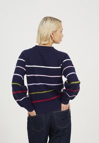 Sweter w paski w kolorze granatowym, wykonany z mieszanki wełny, z wielokolorowymi poziomymi paskami, ściągaczami u dołu i na mankietach oraz okrągłym dekoltem.