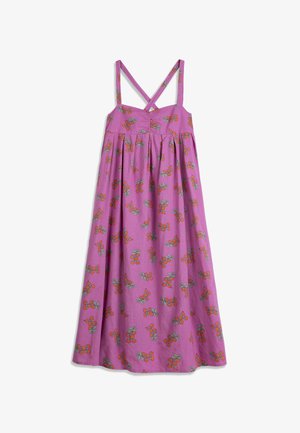 Robe maxi violette sans manches avec des bretelles croisées dans le dos et un imprimé de grappes de cerises orange dispersé sur le tissu.