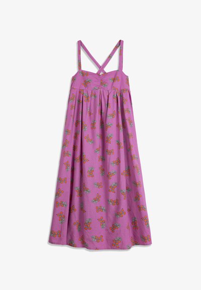 Robe maxi violette sans manches avec des bretelles croisées dans le dos et un imprimé de grappes de cerises orange dispersé sur le tissu.