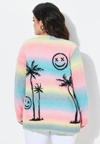 Gebreid sweater met een verloop van pastelkleuren en ontwerpen van palmbomen en een glimlachend gezicht in zwart. Geribbelde zoom en manchetten. Zachte textuur.