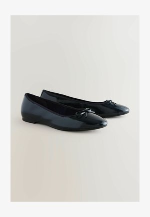 Balerini din piele patent neagră, cu vârf rotund, având un accent de fundiță mică în față și o talpă plată din cauciuc.