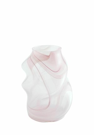 Transluzente rosa Glasvase mit wellenförmigen Seiten und einer abstrakten, geschwungenen Form auf weißem Hintergrund.