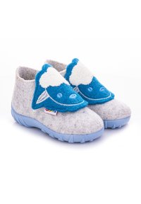 Szare dziecięce buty z filcu z jasnoniebieskimi akcentami i wzorem owieczki, z wyściółką na podeszwy oraz tekstylną metką po boku.