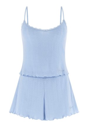 Lichtblauw gebreid mouwloos topje met dunne bandjes en bijpassende uitgebloemde shorts, beide met subtiele verticale patronen en gegolfde randen.