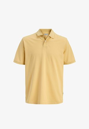 Polo a maniche corte giallo chiaro con abbottonatura a due bottoni e collo morbido, mostrata su sfondo bianco.