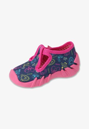 Dziecięce buty wodne z granatową górą z materiału i kolorowymi wzorami życia morskiego, różowymi elastycznymi akcentami oraz teksturowaną gumową podeszwą.
