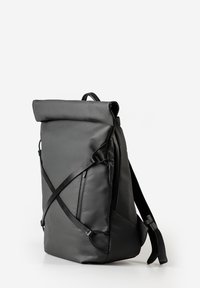 Zaino nero con design roll-top, realizzato in tessuto resistente. Presenta spallacci regolabili, una base piatta e una texture liscia.