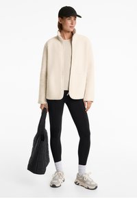 OYSHO Fleecejas - beige