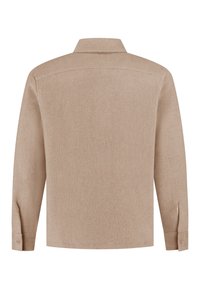 Beige overhemd met lange mouwen van een zachte, gestructureerde stof. Het heeft een kraag, knoopmanschetten en een rechte zoom zonder zichtbare versieringen.