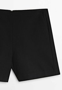 Shorts noirs en tissu lisse, dotés d'une fermeture éclair à l'arrière et de poches latérales, avec une coupe droite et un ourlet soigné.
