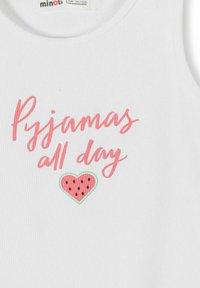 Tissu blanc côtelé avec texte rose « Pyjamas toute la journée » et un petit graphique de pastèque en forme de cœur sous le texte.