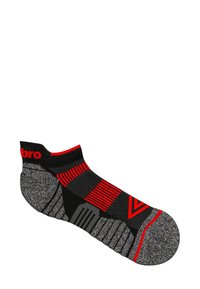 Chaussette de cheville noir et gris avec des accents rouges, présentant un motif à carreaux, des semelles texturées et un logo sur le revers.