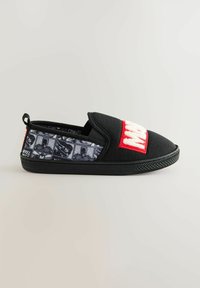 Sorte slip-on sko med en tekstureret gummisål, der har et rødt "MARVEL"-patch og et tegneserieprint på siden.