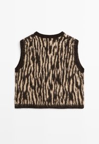 Gilet en maille duveteuse sans manches avec des rayures verticales noires et beige semblables à celles d'un zèbre et un bord noir autour des emmanchures et du col.