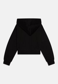 Črna skrajšana kapuca s kapuco na vrvico, dolgimi rokavi, rebrastimi manšetami in pasom; gladka tekstura z minimalnim okrasjem.