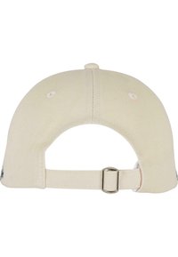 Beige caps med en buet skygge, justerbar stropp og en knapp på toppen. Har broderte detaljer på sidene og ventilasjonshull.
