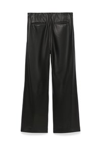 Pantaloni larghi in similpelle nera con vita elastica e due tasche posteriori. Texture liscia e silhouette dritta.