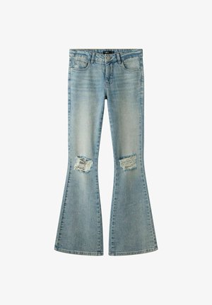 Lyseblå denim flared jeans med flossede knærevner, forlommer, bæltestropper og knaplukning.