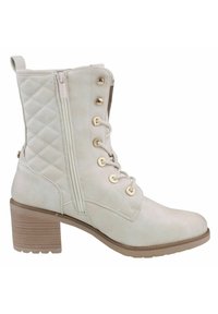 Džins un siksnu apavi potītēm izgatavoti no off-white mākslīgās ādas ar quilted dizainu, zeltainām acīm, sānu rāvējslēdzēju un sakrautām papēžiem.