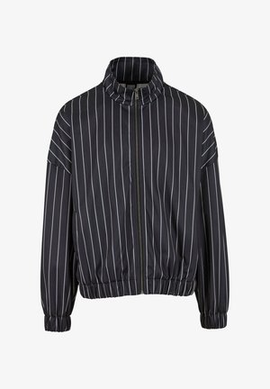 Veste bomber noire avec des bandes verticales blanches, col haut, fermeture éclair sur le devant, poignets et taille élastiques ; fabriquée dans un tissu lisse.