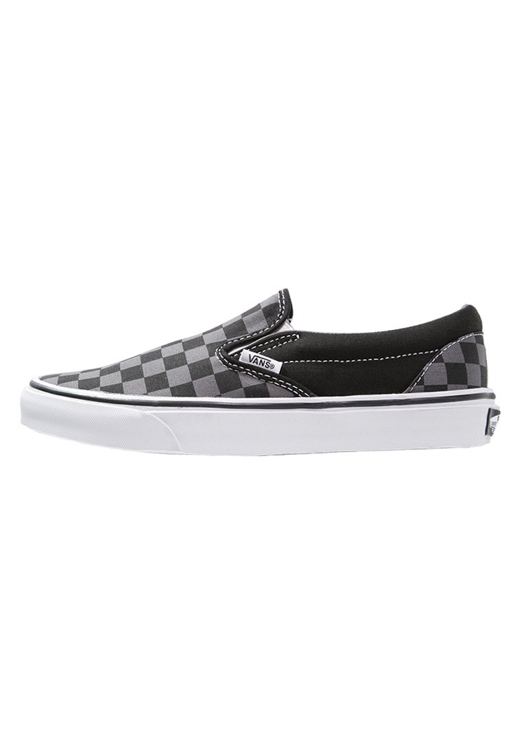 Baskets slip-on à damier noir et gris avec une semelle en caoutchouc blanche. Comprend des accents contrastés et des inserts élastiques sur les côtés pour le confort.