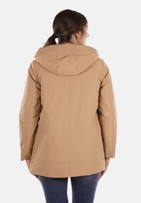 Giacca con cappuccio color beige chiaro, dal tessuto liscio, caratterizzata da un taglio dritto e un design posteriore semplice. Realizzata in materiale resistentente all'acqua.