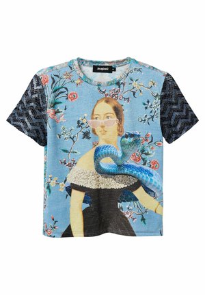 Blaues Kurzarmhemd mit schwarzen Zickzackmustern an den Ärmeln, mit einer Frau im Vintage-Stil, die eine Sonnenbrille trägt, und einer großen blauen Schlange auf der Brust.