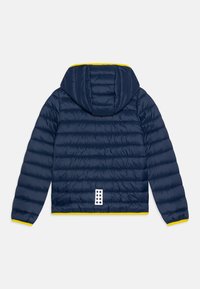 Marineblaue Steppjacke mit Kapuze, ausgestattet mit gestepptem Design, gelben Akzenten an den Kanten und einem weißen, gepunkteten Logo auf der Rückseite.