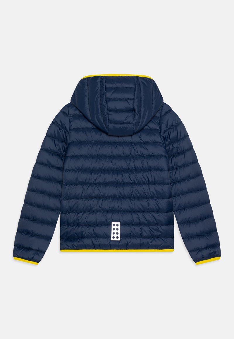 Giacca puffer navy con cappuccio, caratterizzata da una texture trapuntata, rifiniture gialle sui bordi e un logo bianco a pois sul retro.