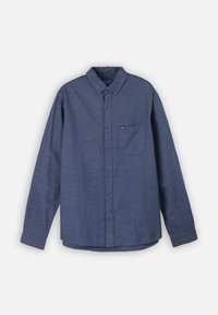 Camisa de franela azul con mangas largas, cuello abotonado, bolsillo delantero y una textura sutil. Presenta botones a juego en la parte frontal.