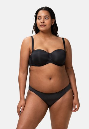 Zwart lingerieset met een gladde, gepolsterde beha met kantaccenten en verstelbare bandjes, vergezeld van bijpassende low-rise slipjes.