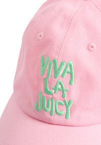 Cappellino da baseball in cotone rosa con ricamo verde "VIVA LA JUICY." Design strutturato con sei pannelli e fori di ventilazione per la traspirabilità.