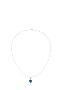 Collana in argento caratterizzata da un pendente rotondo di un blu profondo con un accento testurizzato in argento, creando un design semplice ma elegante.