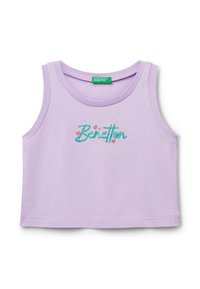 Top corto senza maniche di color lilla realizzato in morbido tessuto, con il logo "Benetton" ricamato in turchese e rosa, accompagnato da piccoli cuori decorativi.