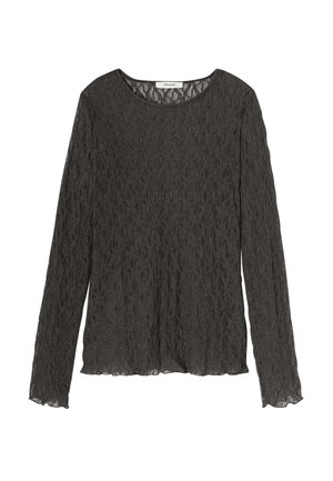 Haut en dentelle noire à manches longues avec un col rond et un motif floral subtil, tissu légèrement transparent et bords festonnés sur les manches et l'ourlet.