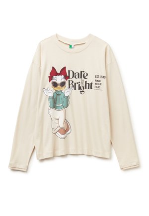 Kremowa koszula z długim rękawem z rysunkowym kaczątkiem w okularach przeciwsłonecznych, czerwonej muszce i zielonej kurtce; napisy "Odwaga, by być jasnym", "Założona w 1940", "Znajdź swój kolor."