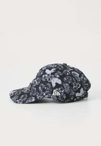 Căciulă neagră cu un model floral care include frunze și flori gri. Vizieră curbată, design cu șase panouri, logo brodat pe lateral.