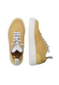 Gelbe Wildledersneaker mit weißen Schnürsenkeln und dicken weißen Gummisohlen, von oben und von der Seite auf weißem Hintergrund dargestellt.