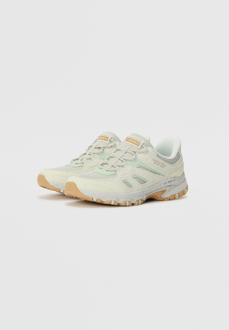 Des chaussures de sport vert clair avec une tige en maille et synthétique, des accents gris, des lacets et une semelle en caoutchouc. Présente une finition texturée et un détail de logo.