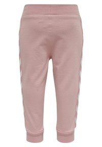 Różowe dresy z elastycznym pasem, ściągaczami oraz białymi skośnymi paskami po bokach. Miękki bawełniany materiał o gładkiej teksturze.